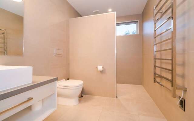 Karaka Luxury Vacation Home with Pool