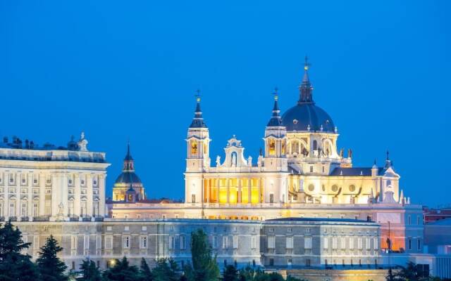 Royal Apart. La Almudena by Allô Housing