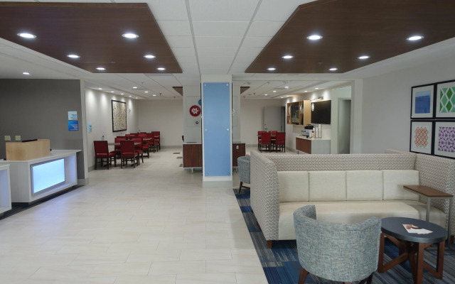 Holiday Inn Express & Suites Brentwood by IHG