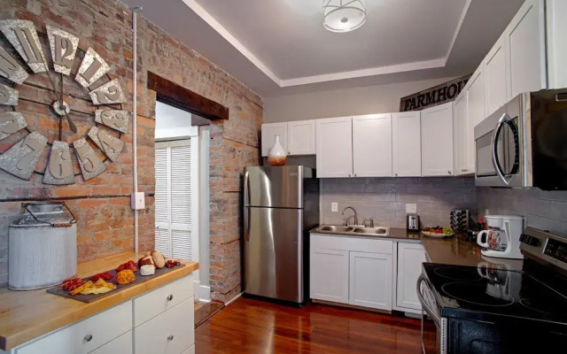 Newly Renovated Apt Outdoor Space