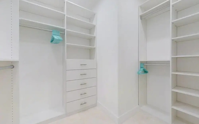 Beautiful Hollywood Beach 4 BR Home W Heated Pool