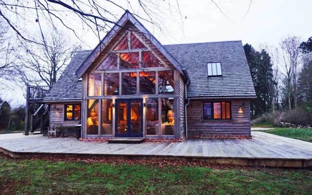 Stunning Lakeside Country Retreat near Cirencester