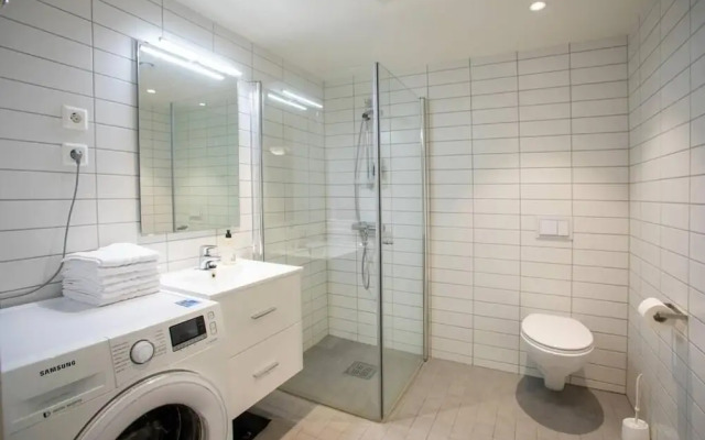 3 Bedroom Apartment With Free Parking