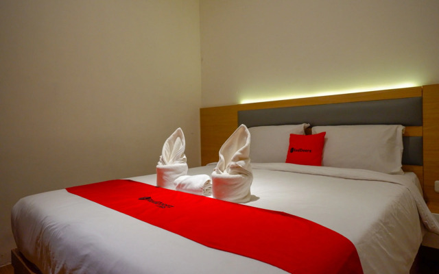RedDoorz Plus @ Losari Makassar