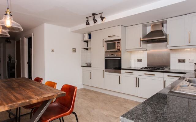 2 Bedroom Flat near Canary Wharf Sleeps 4