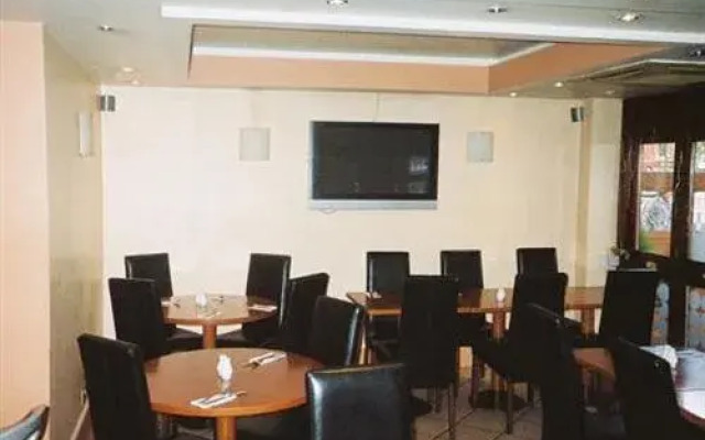 OYO VII Hotel & Indian Restaurant