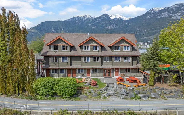 Squamish Adventure Inn & Hostel