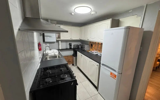 3BR House with Free WiFi All Over UK