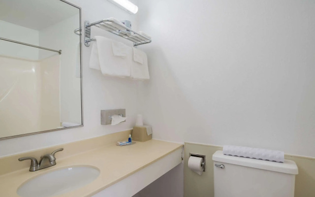 Rodeway Inn at Somers Cove Marina