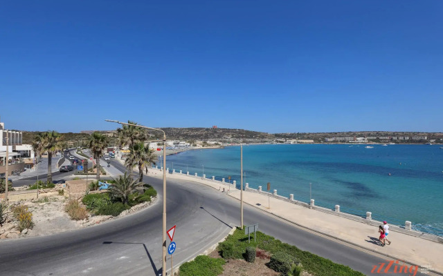 Seafront 2 Bedroom Apartment Overlooking Bay