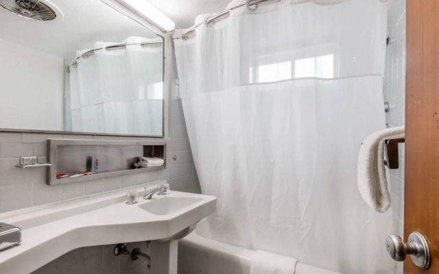 Econo Lodge Inn & Suites