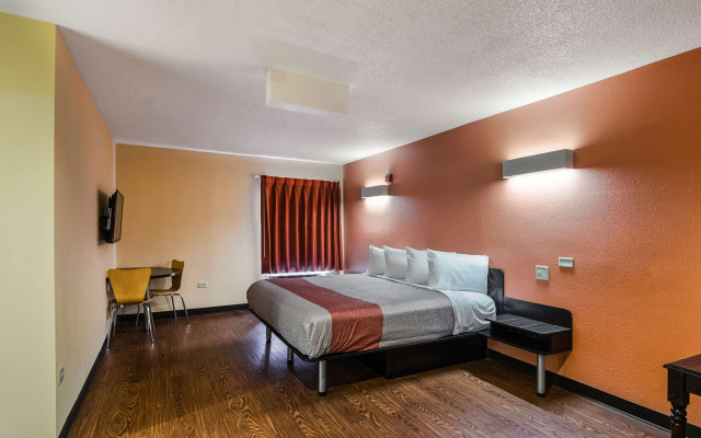 Motel 6 Libertyville, IL