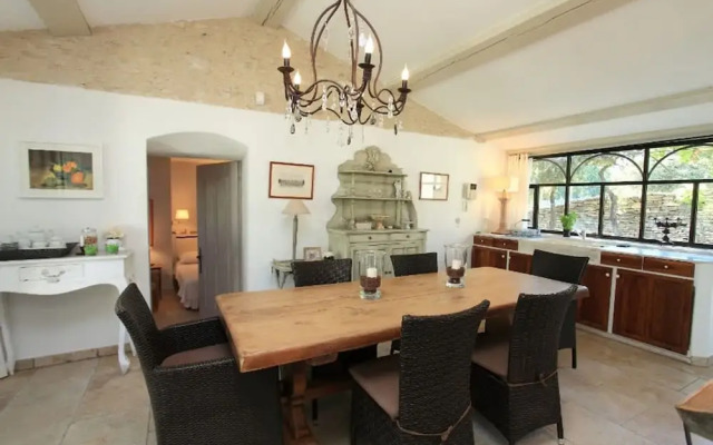 Provencal Villa in the Heart of the Luberon Scrubland