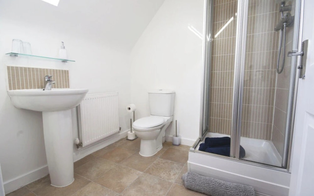 Modern 4 Bed Townhouse with Parking