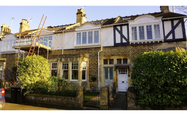 Charming, Spacious 3-br Home for 6 in Central Bath