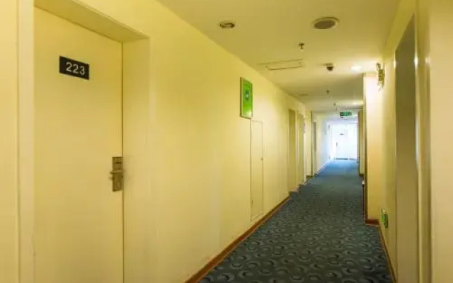 7Days Inn Shanghai Daning International Commercial Plaza YanChang Subway Station