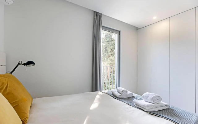 Stylish Flat W/ Gym & Parking by LovelyStay