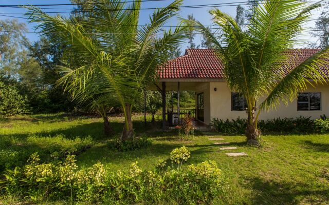 Pranee Beach Bungalows