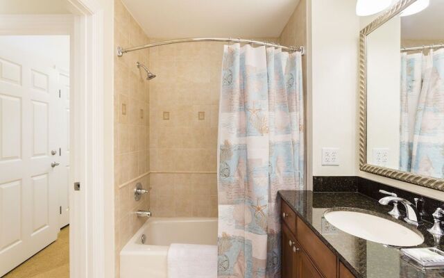 Centre Court Chic - 3 Bed Centre Court Ridge - 3 Br condo by RedAwning