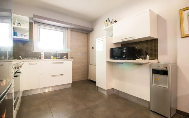 Renovated 2-bedroom flat with free parking, center