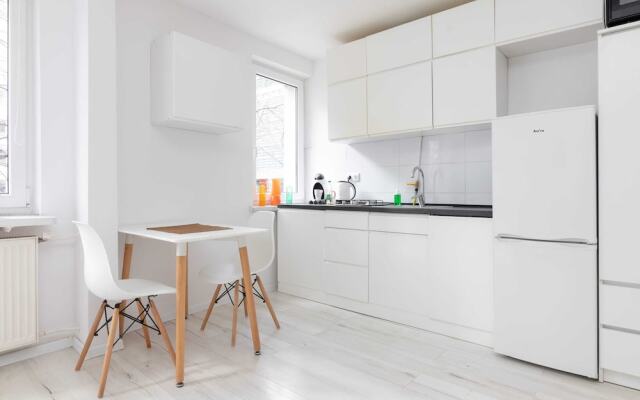 Rondo ONZ Sunny Apartment