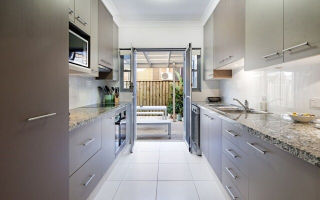Broabdeach Sleek & Stylish Living