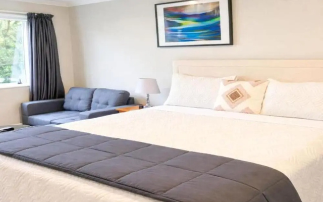 Stylish Tawa Retreat – Guest Rooms – Tawa