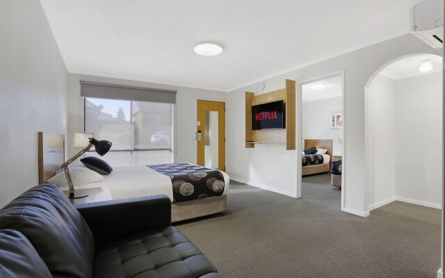 Waves Motel and Apartments