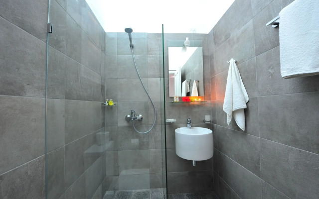 Akrotiri Hotel