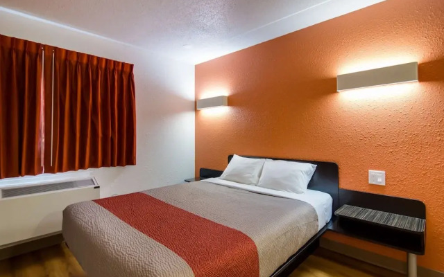 Motel 6 Kerrobert, SK