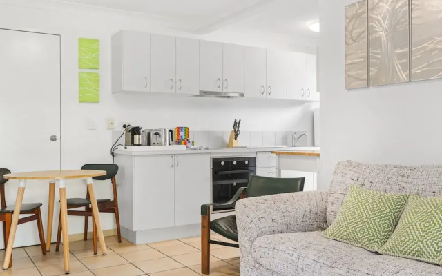 Spacious 1-bed Unit With Outdoor Patio Dining