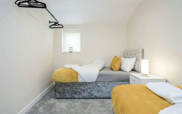 Cosy 2BR Maisonette Near Hospital & Stations