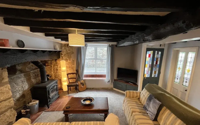 Traditional 3-bed Cottage, Log Burner & Sea Views!