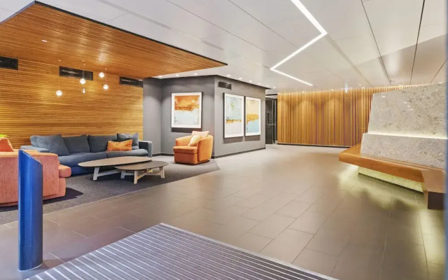 Chic 1-bed With Balcony Views and Amenities