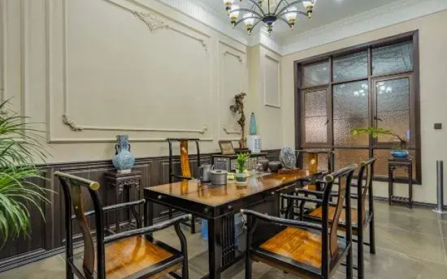 Qihua Luxury Hotel
