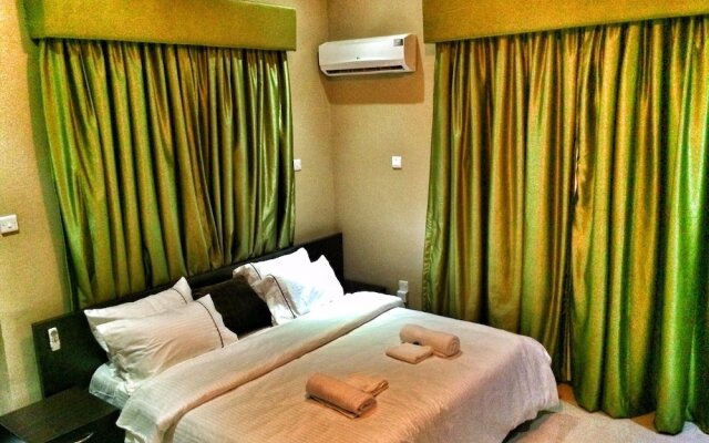 The 09 Club House Lounge And Suites