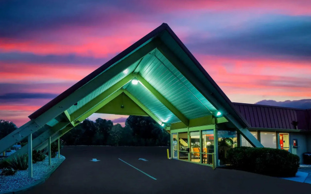 Travelodge by Wyndham Red Bluff South of Redding