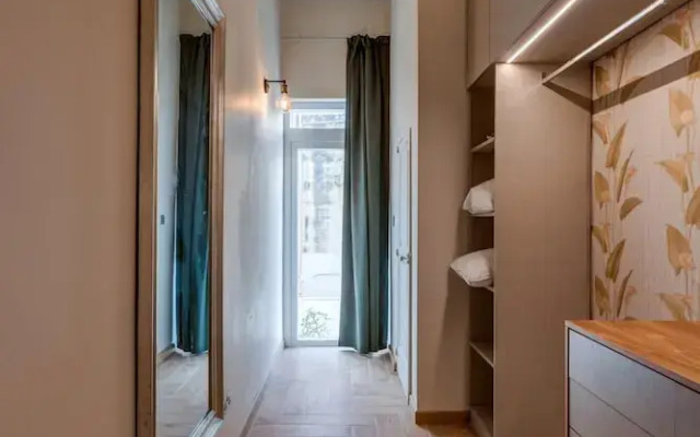 Spacious Apartment With Patio and Workspace