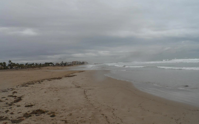 Casa con jardín frente Playa de Burriana