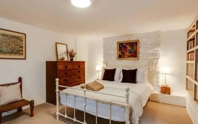Basement Studio in Summertown With Kitchenette