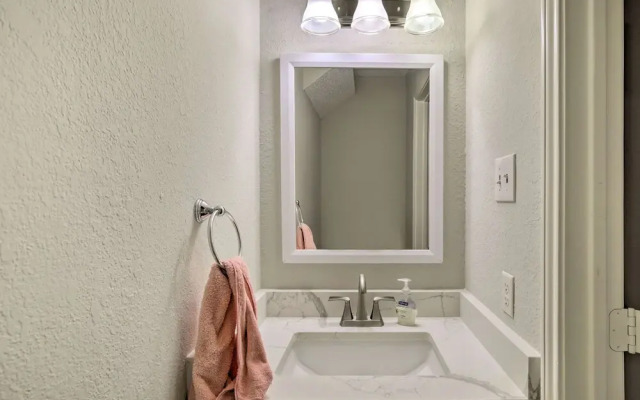 Convenient Allen Retreat, 2 Mi to Downtown!