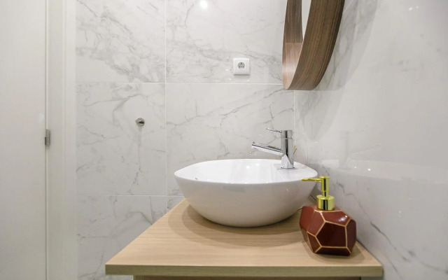 LovelyStay - Downtown Studio with Pool, AC and Balcony