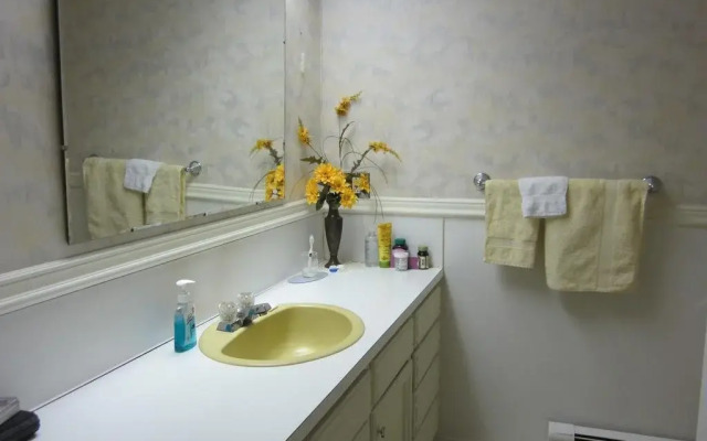 The Cozy Cubbyhole B&B