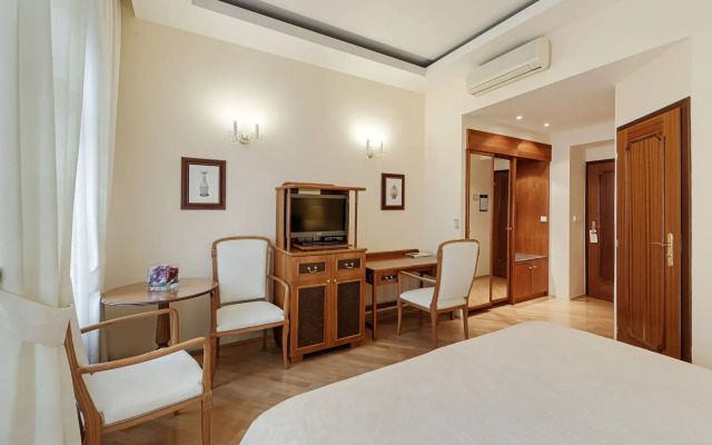 Fleur De Lis Hotel
