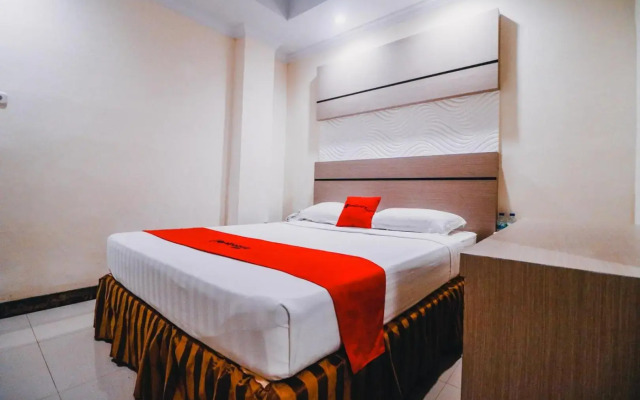 Reddoorz Plus near Makassar Town Square