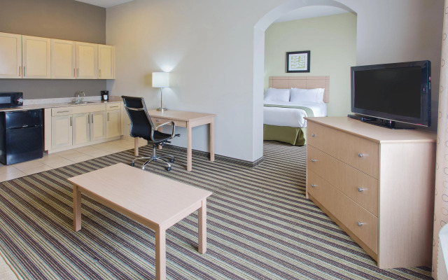 Holiday Inn Express Hotel & Suites Alvarado by IHG