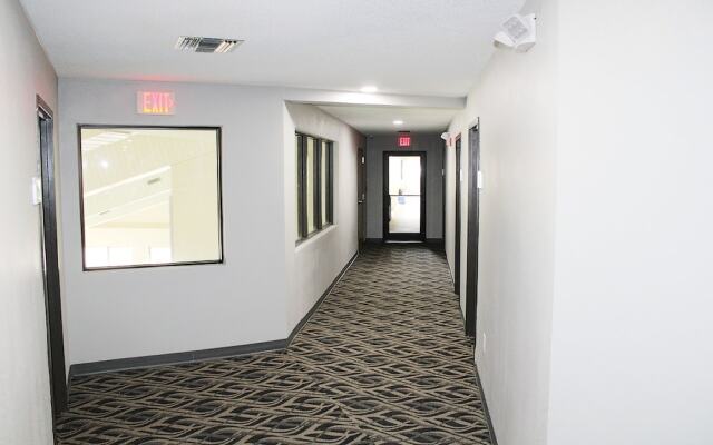 Greenlight Inn & Suites