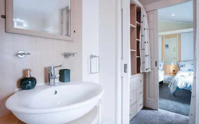 2 Manor Lodge - 2 Bedroom Lodge - Pendine