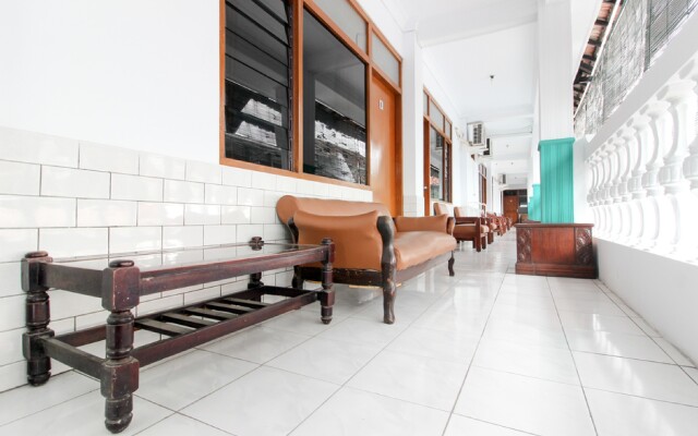 RedDoorz Plus near Alun Alun Selatan