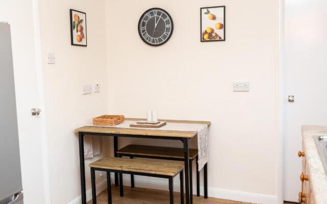 Adrian House, near Hospital, easy parking + garden